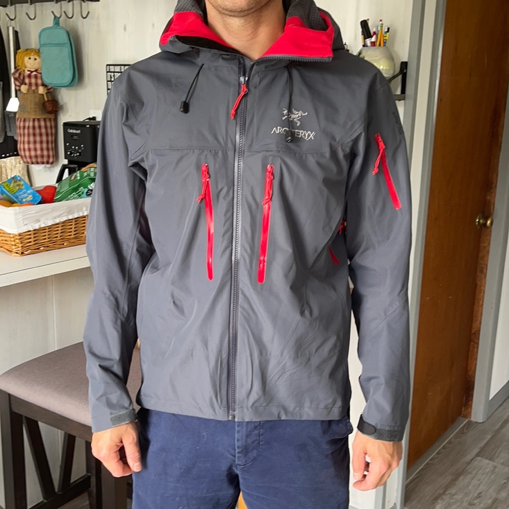 Men’s hiking/rain shell in grey w red zippers